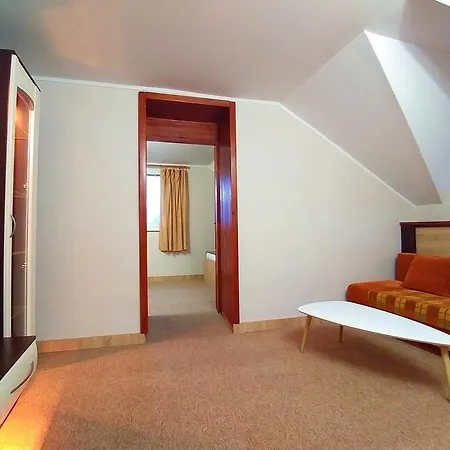 Pod Hradom Restaurant & Guest house *